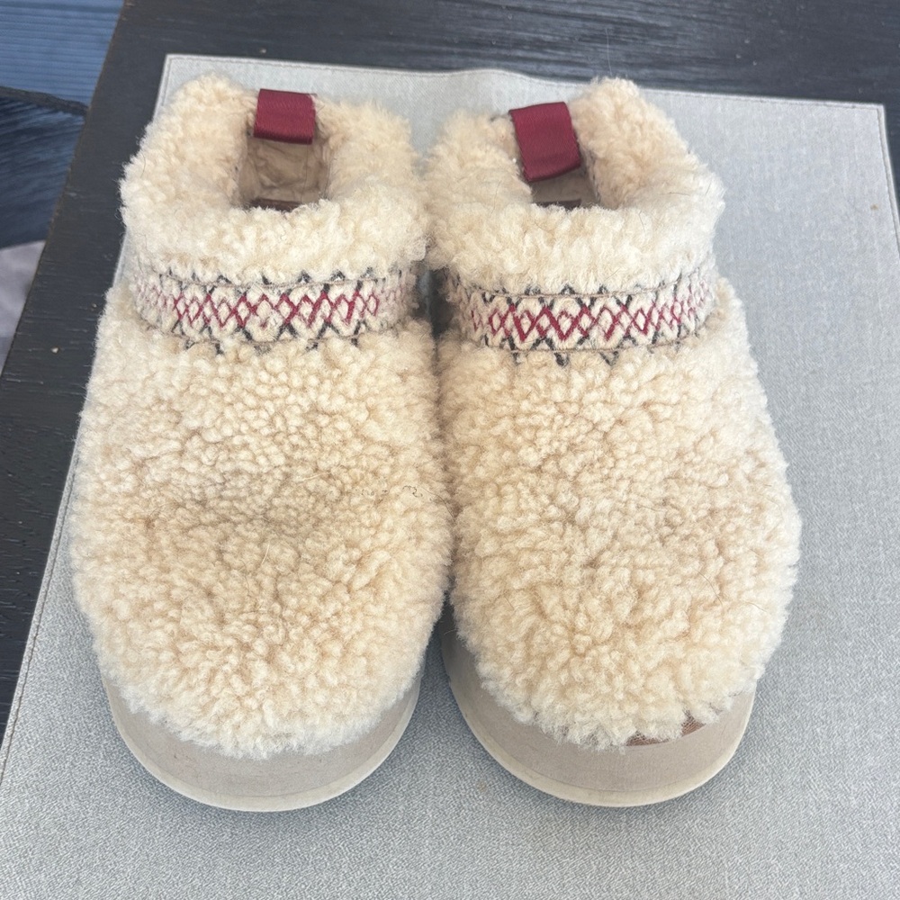 Cozy Sherpa Slipper Clog in Cream with Red Trim